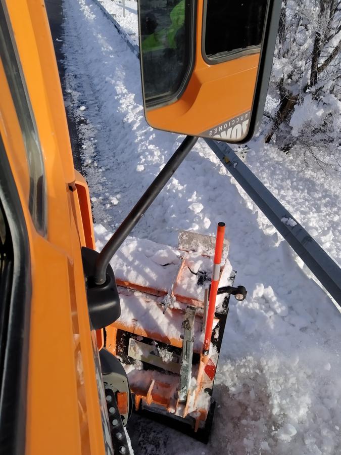 La cuchilla echa la nieve a la cuneta