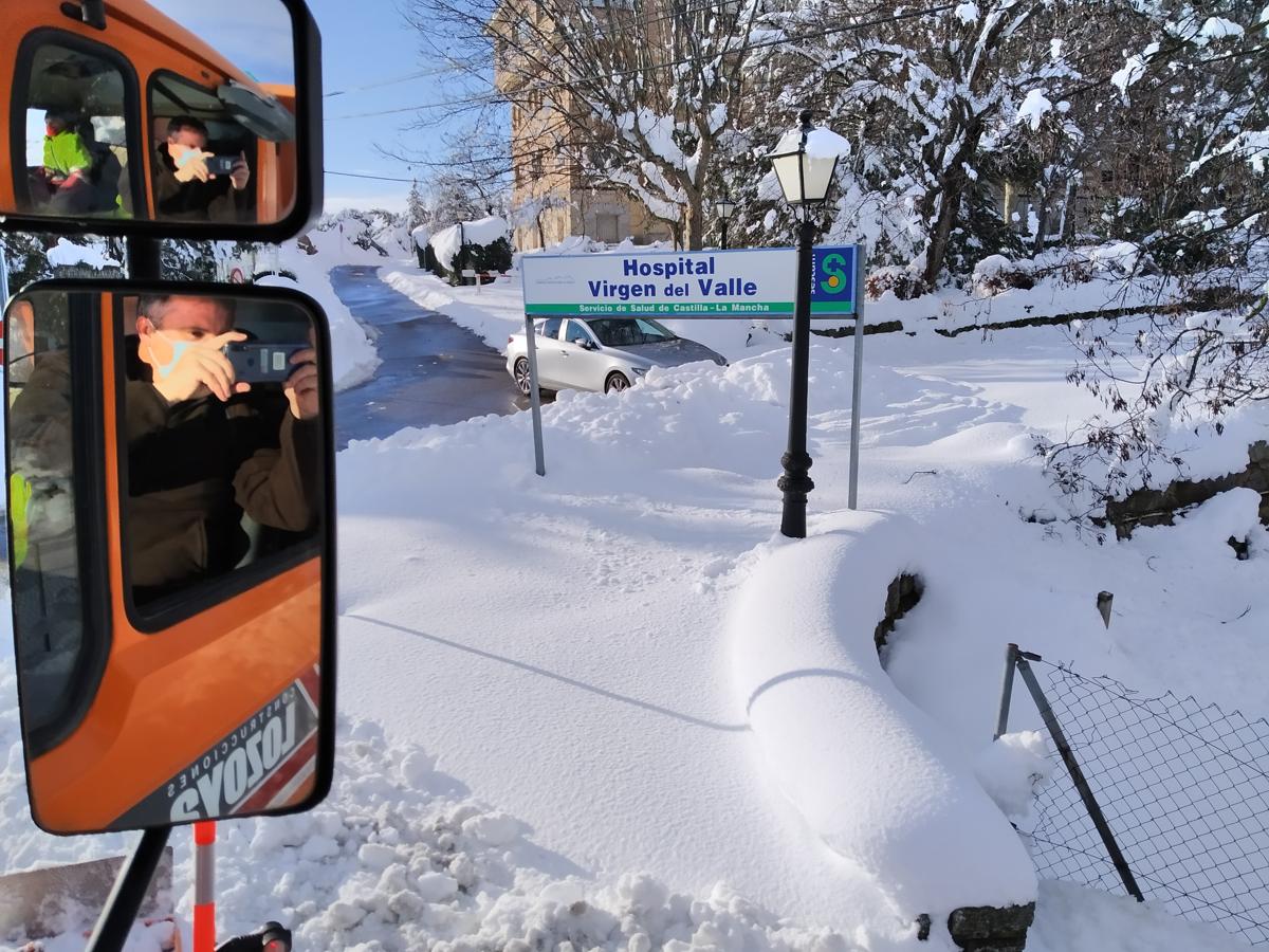 El trabajo de una quitanieves en Toledo en una nevada histórica