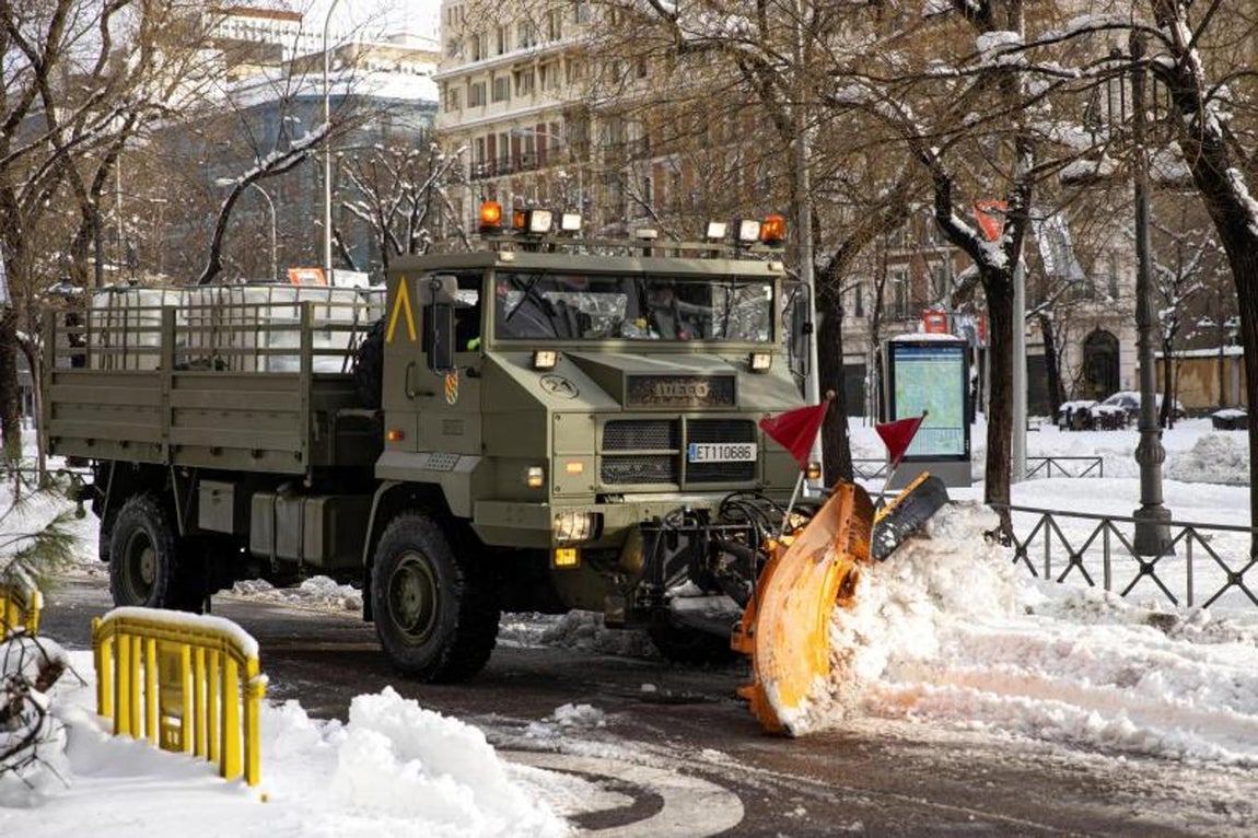 Las quitanieves de la UME. Miembros de la a Unidad Militar de Emergencias (UME) ayudados de una máquina quitanieves trabajan retirando la gran nevada en el Paseo de la Castellana en Madrid