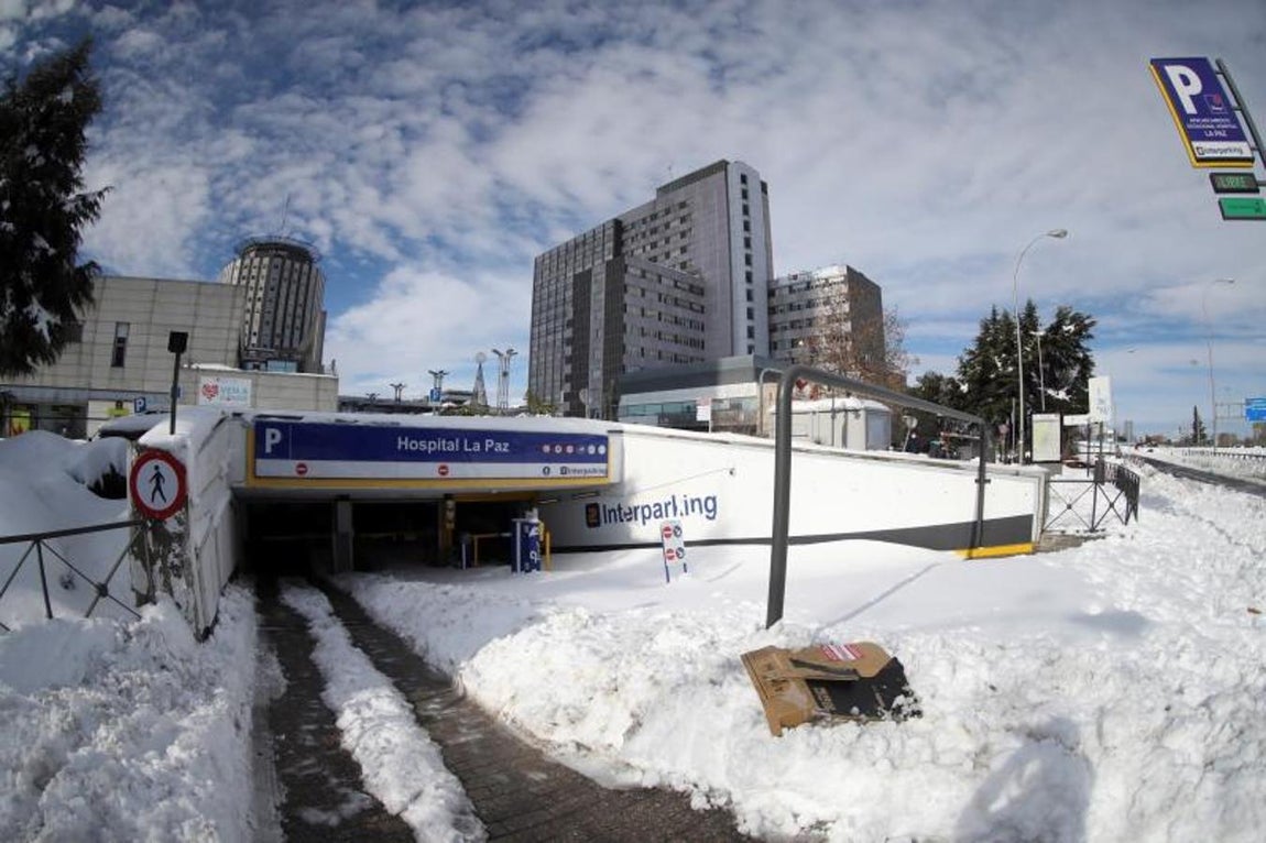Carril para el parking de La Paz. Se ha trabajado a destajo para habilitar un carril de entrada al aparcamiento del Hospital de La Paz.