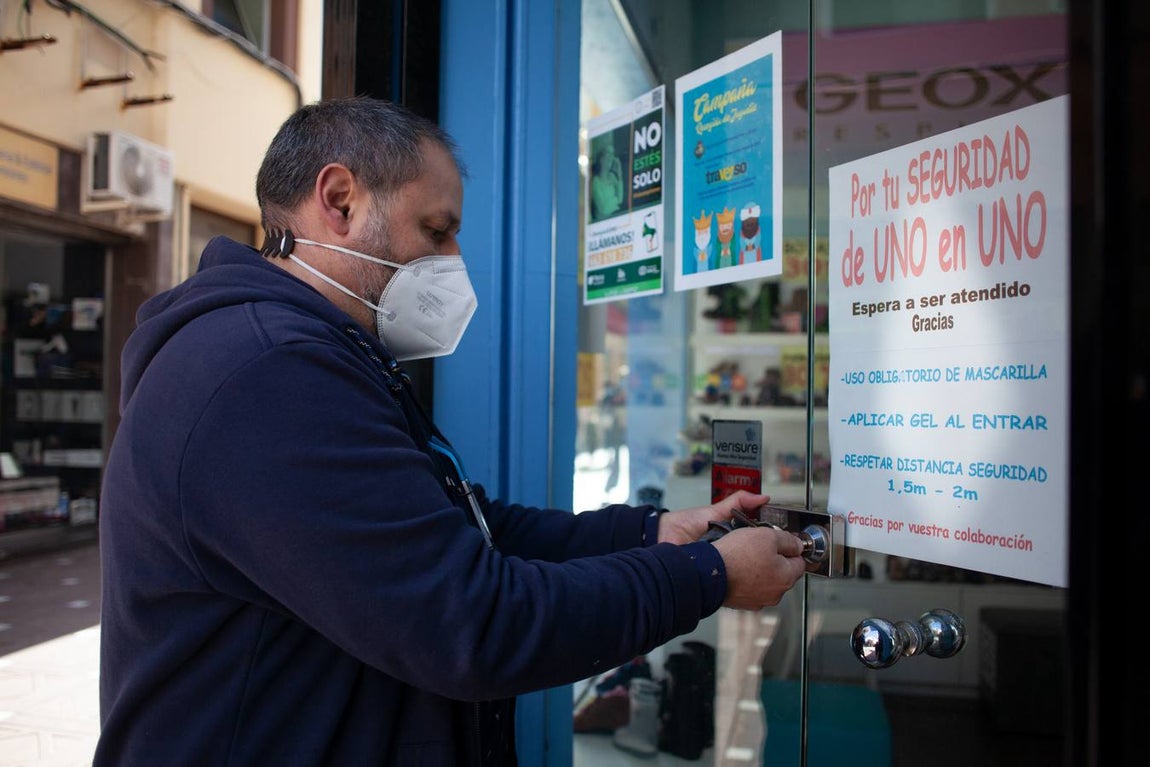 Los comercios de La línea echan el cierre durante dos semanas al menos