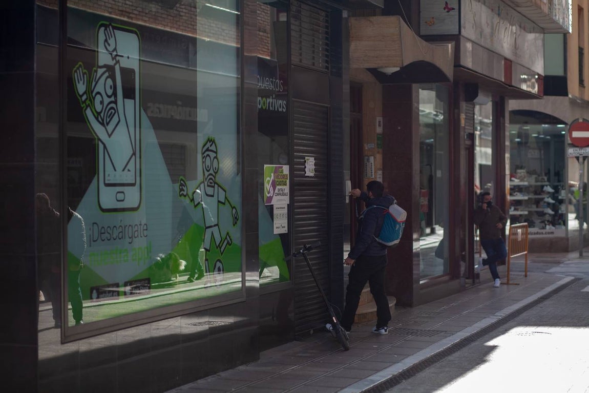 Los comercios de La línea echan el cierre durante dos semanas al menos