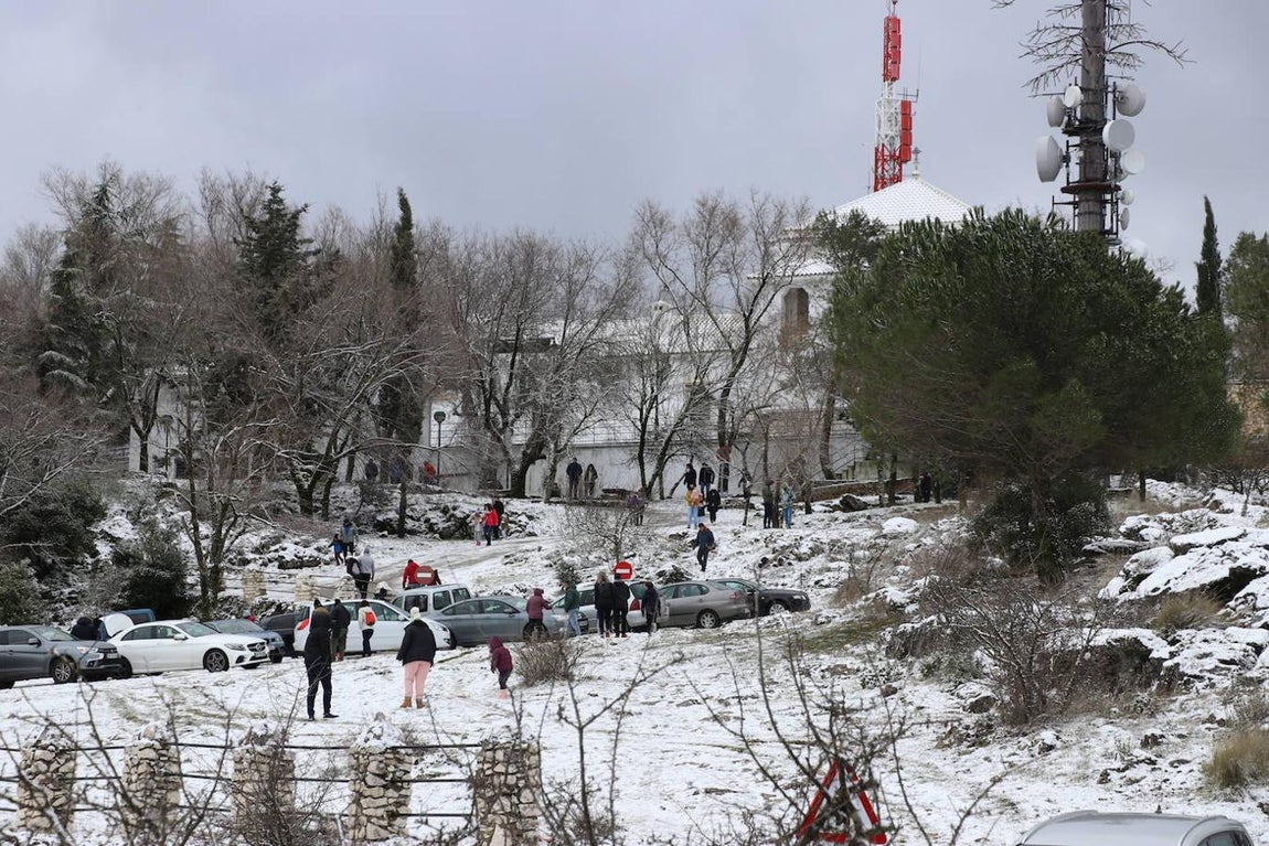 La nieve en la Sierra de Cabra este domingo, en imágenes