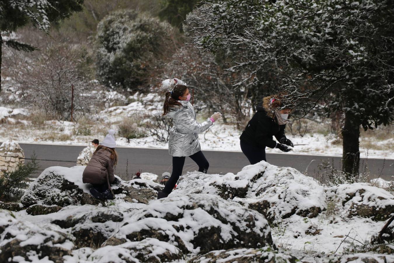 La nieve en la Sierra de Cabra este domingo, en imágenes