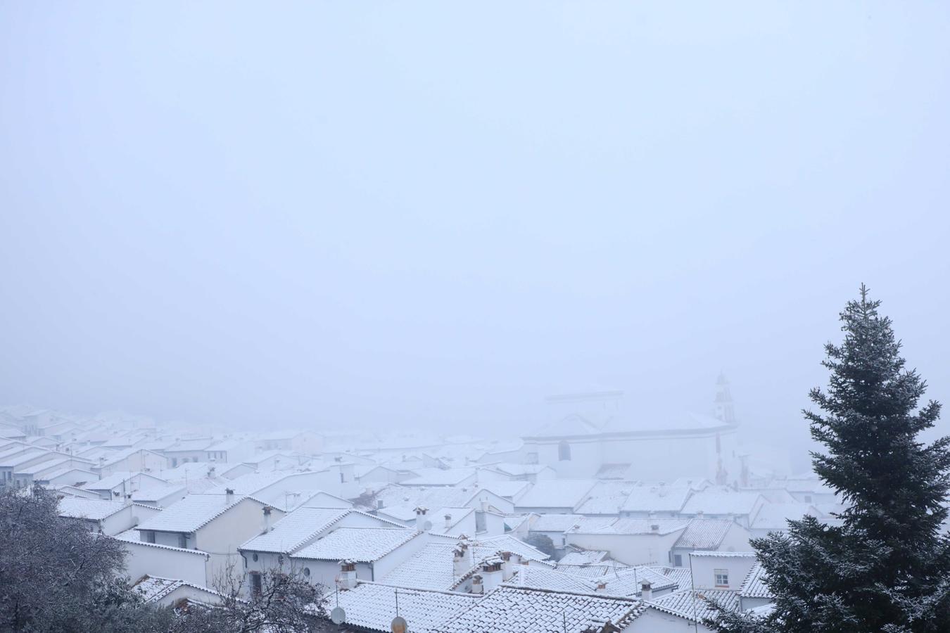 FOTOS: Grazalema se cubre de nieve