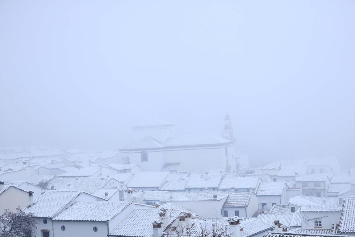 FOTOS: Grazalema se cubre de nieve