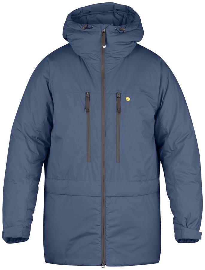 Parka Bergtagen Insulation M, de Fjallraven. Este modelo es perfecto para hacer frente a las temperaturas más extremas gracias a su acolchado G-Loft Supreme de alto rendimiento que calienta incluso en condiciones de humedad. Precio: 619,95 €.