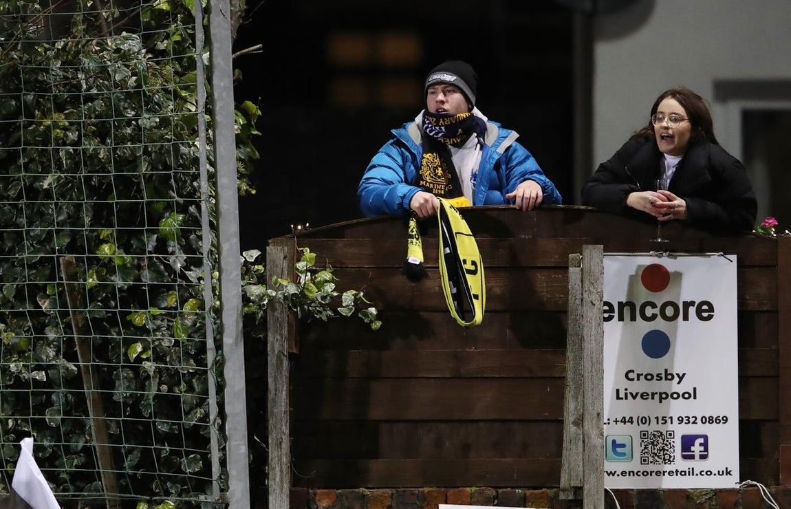 Cualquier lugar era bueno para seguir el encuentro. 