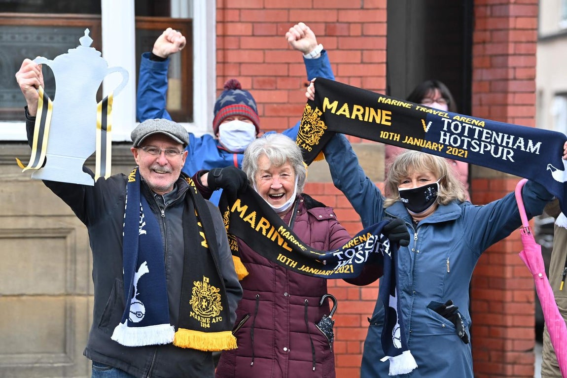 Todos salieron a la calle a animar al Marine. 