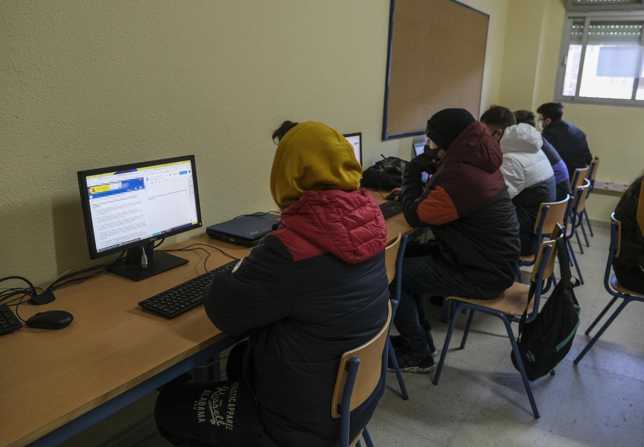 El frío en las aulas de Cádiz, en imágenes