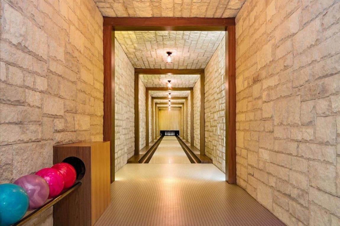 La mansión que Kylie Jenner ha alquilado en Aspen. El ocio es una de las partes clave de la casa y es por ello que se destinan varias salas en las que no falta una coqueta bolera.