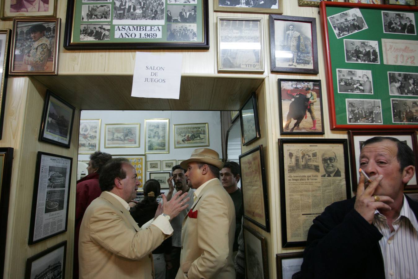 Carnaval del ayer; Antonio Martín, con Fali Vila en el local, antes de cantar.