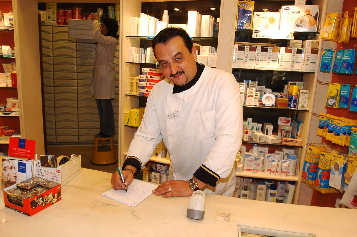 José Luis Ballesteros, 'El Love', en la farmacia donde trabajaba.