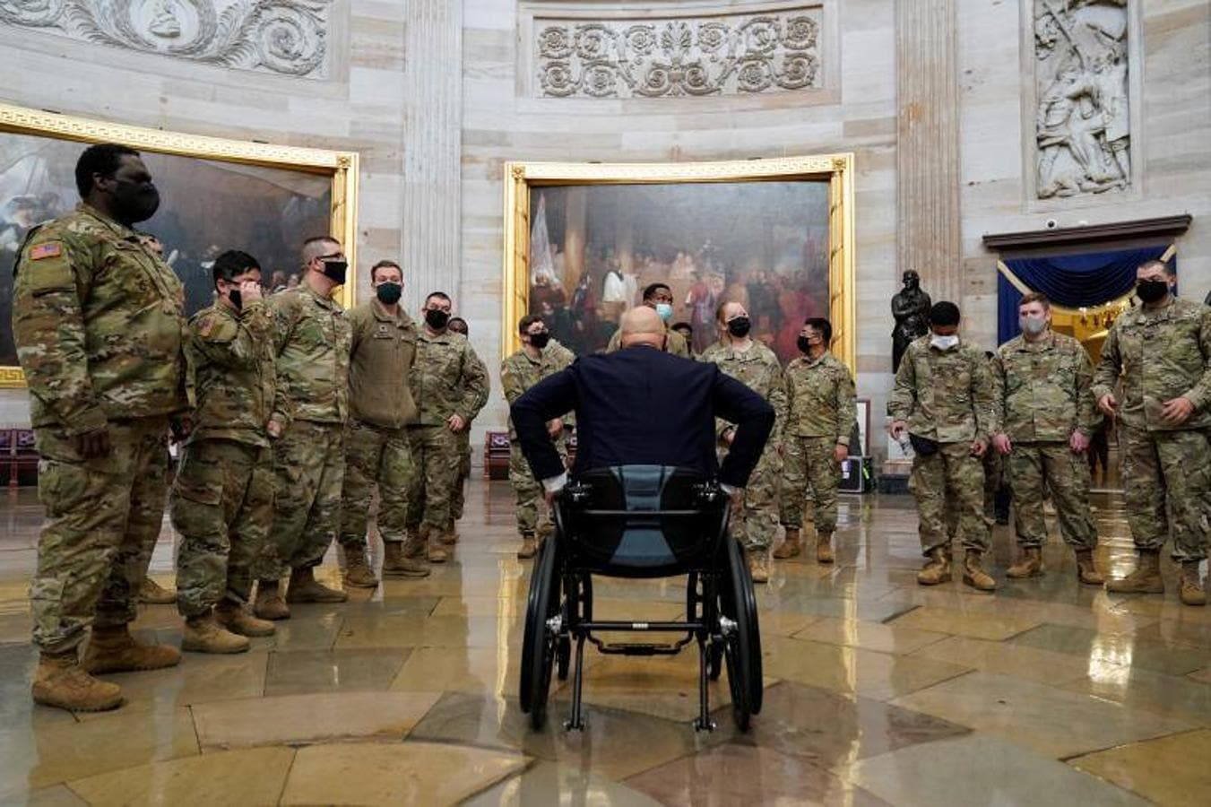 El miembro de la Cámara de Representantes (Partido Republicano) y veterano de guerra Brian Mast se abre paso entre los soldados de la Guardia Nacional que han sido desplegados en el Capitolio.. 