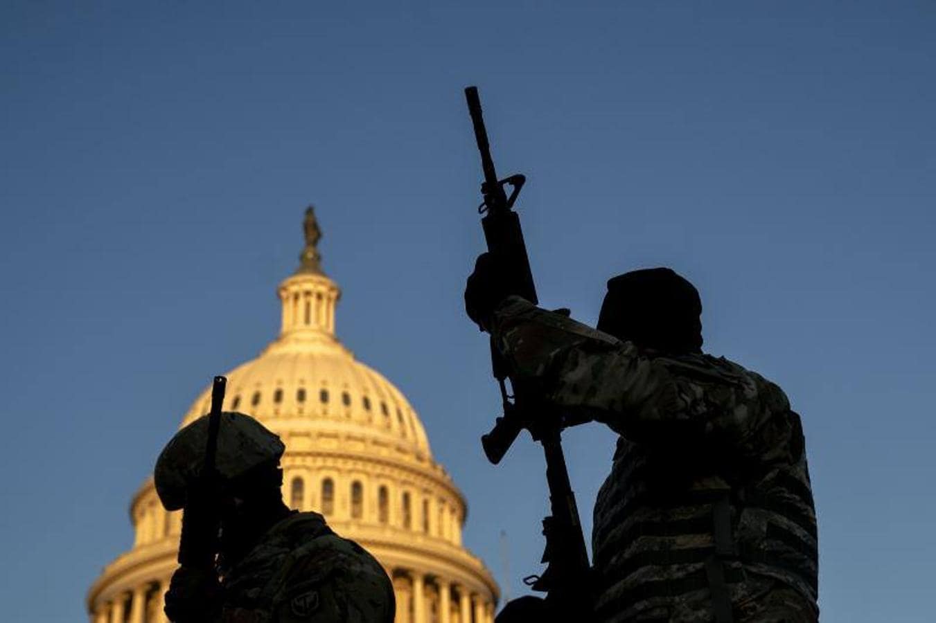 Guardias armados vigilan las inmediaciones del Capitolio.. 