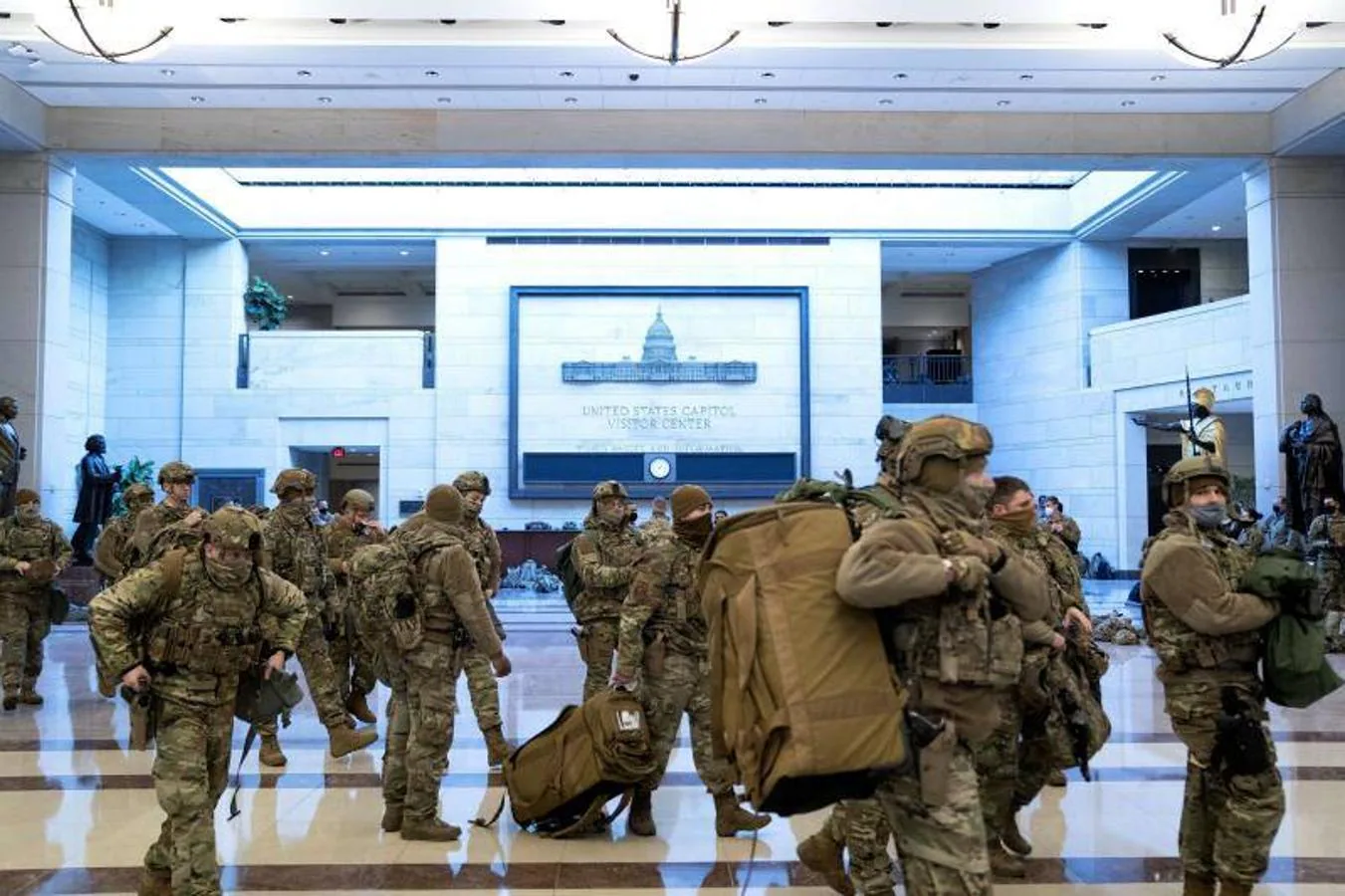 Llegada de miembros de la Guardia Nacional al Centro de Visitantes del Capitolio.. 