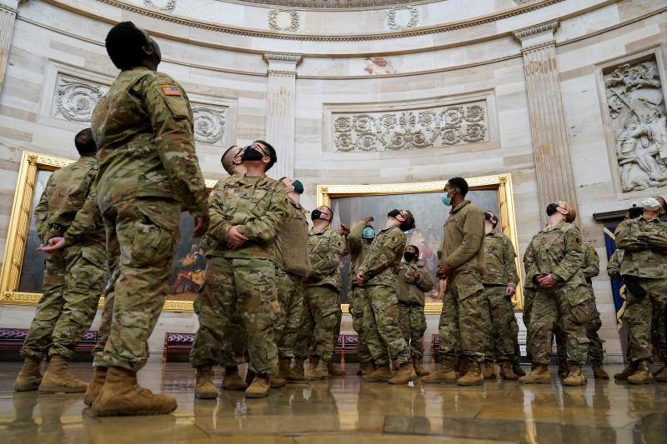 Miembros de la Guardia Nacional contemplan los detalles de los techos del Capitolio mientras se debate si someter a Trump a un juicio político que sería el segundo de su presidencia.. 