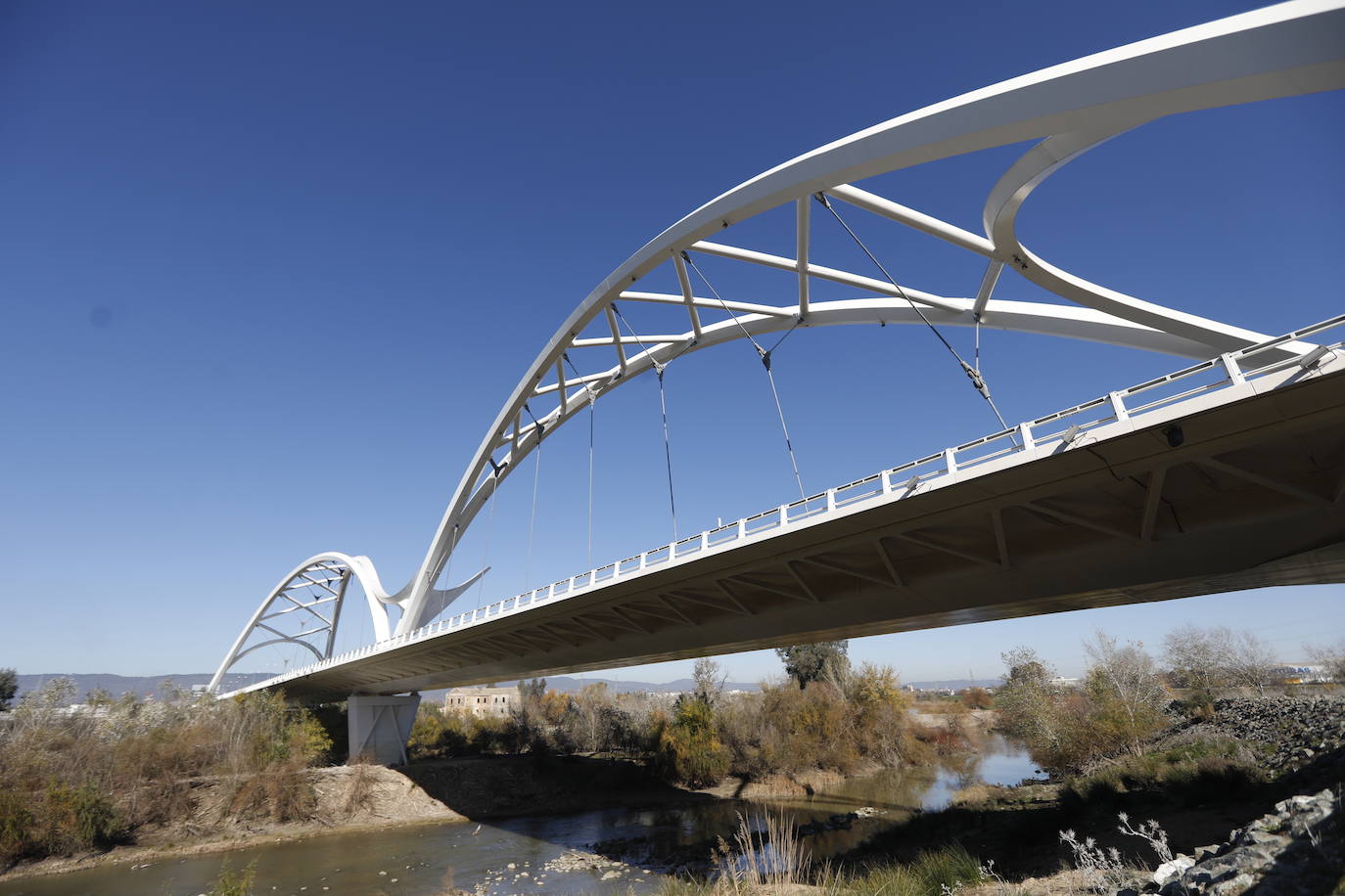 El esbelto aspecto del puente de Ibn Firnás de Córdoba que cumple 10 años, en imágenes