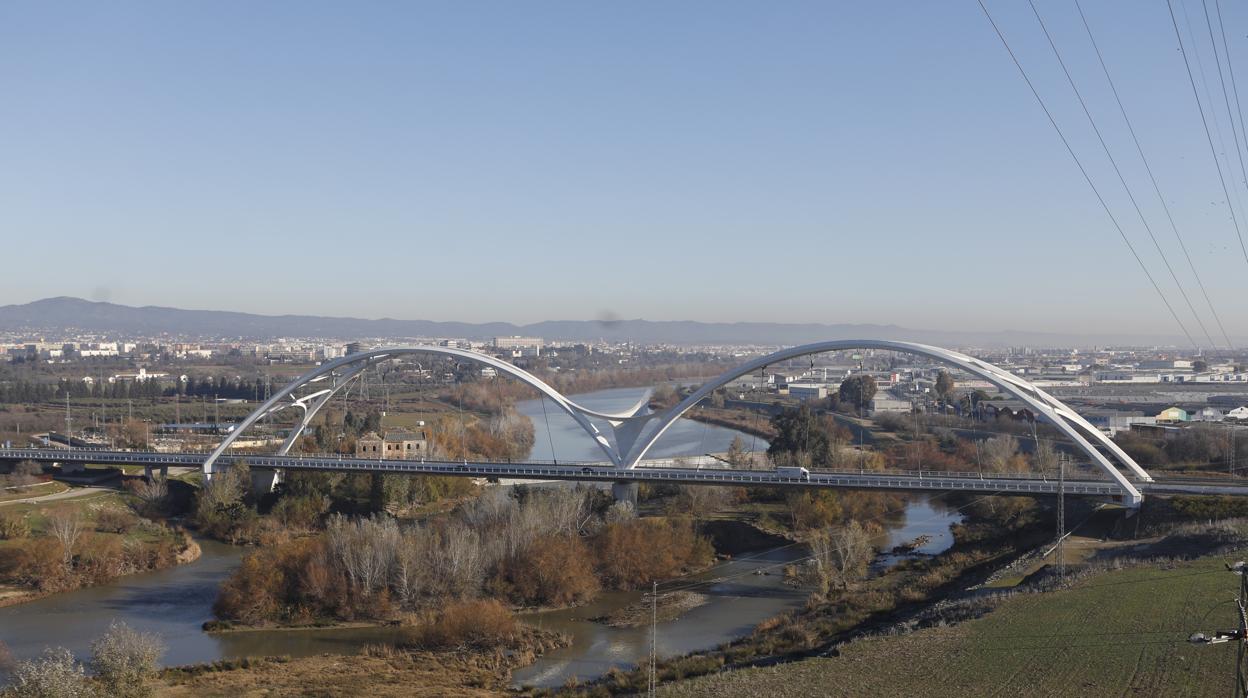 El esbelto aspecto del puente de Ibn Firnás de Córdoba que cumple 10 años, en imágenes