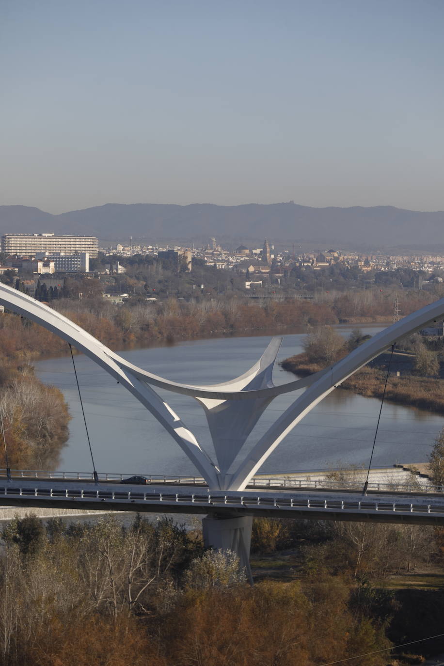 El esbelto aspecto del puente de Ibn Firnás de Córdoba que cumple 10 años, en imágenes