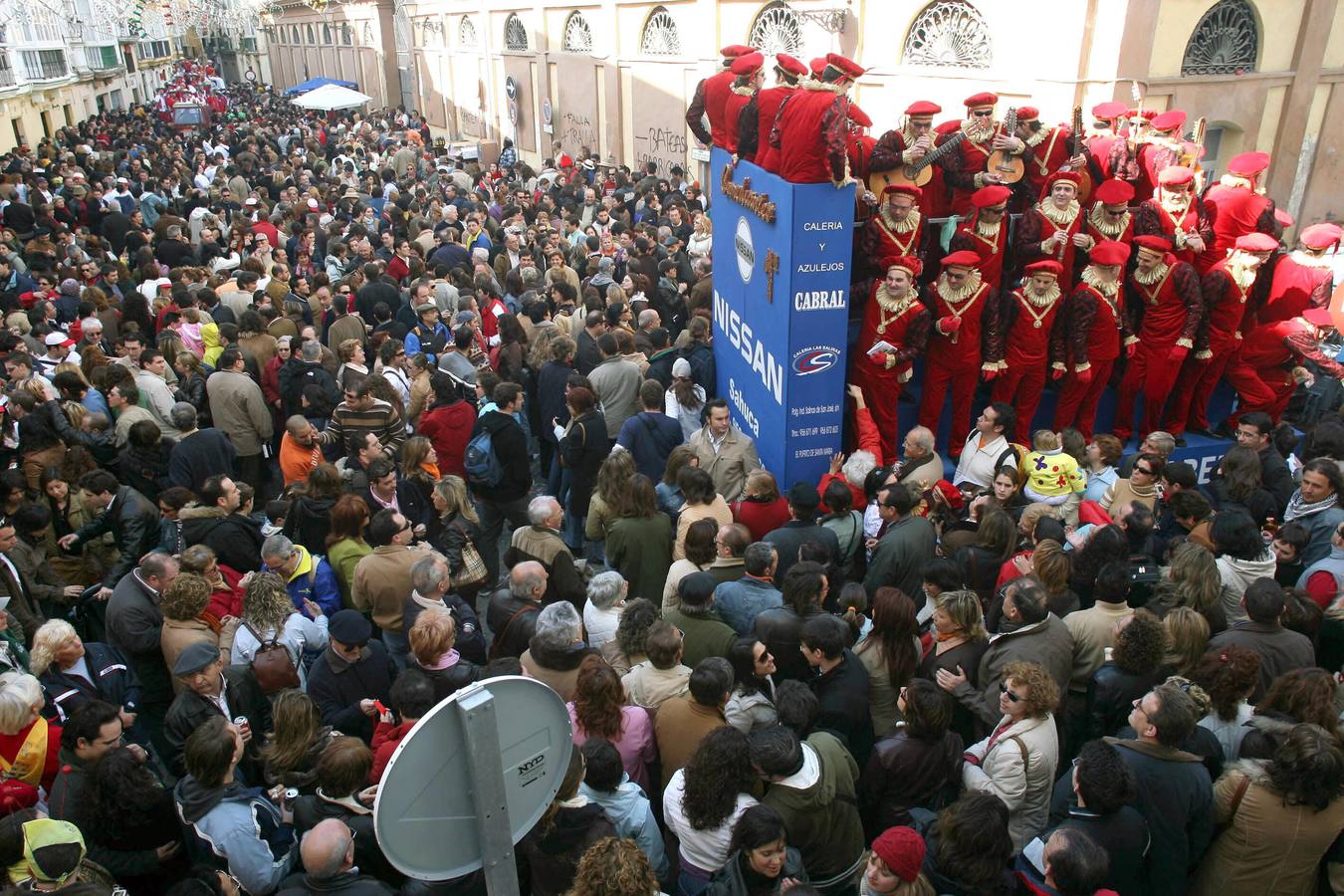 'Los comediantes', primer premio de coros, en una plaza atestada