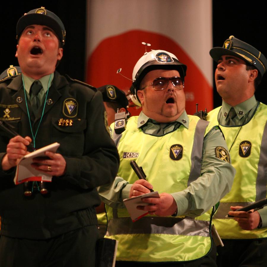 Primer premio de chirigotas, 'Los aguafiestas', con el Sheriff y el Lulu