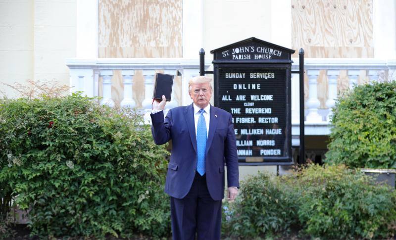 La muerte de George Floyd (3). Donald Trump sostiene una Biblia mientras se para frente a la Iglesia Episcopal de San Juan