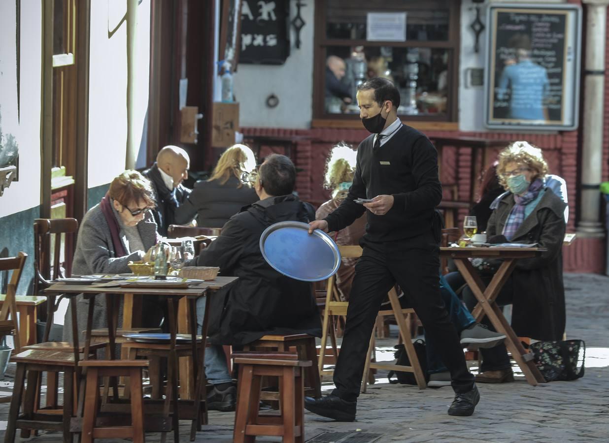 En imágenes, los sevillanos disfrutan del sábado antes de las nuevas restricciones