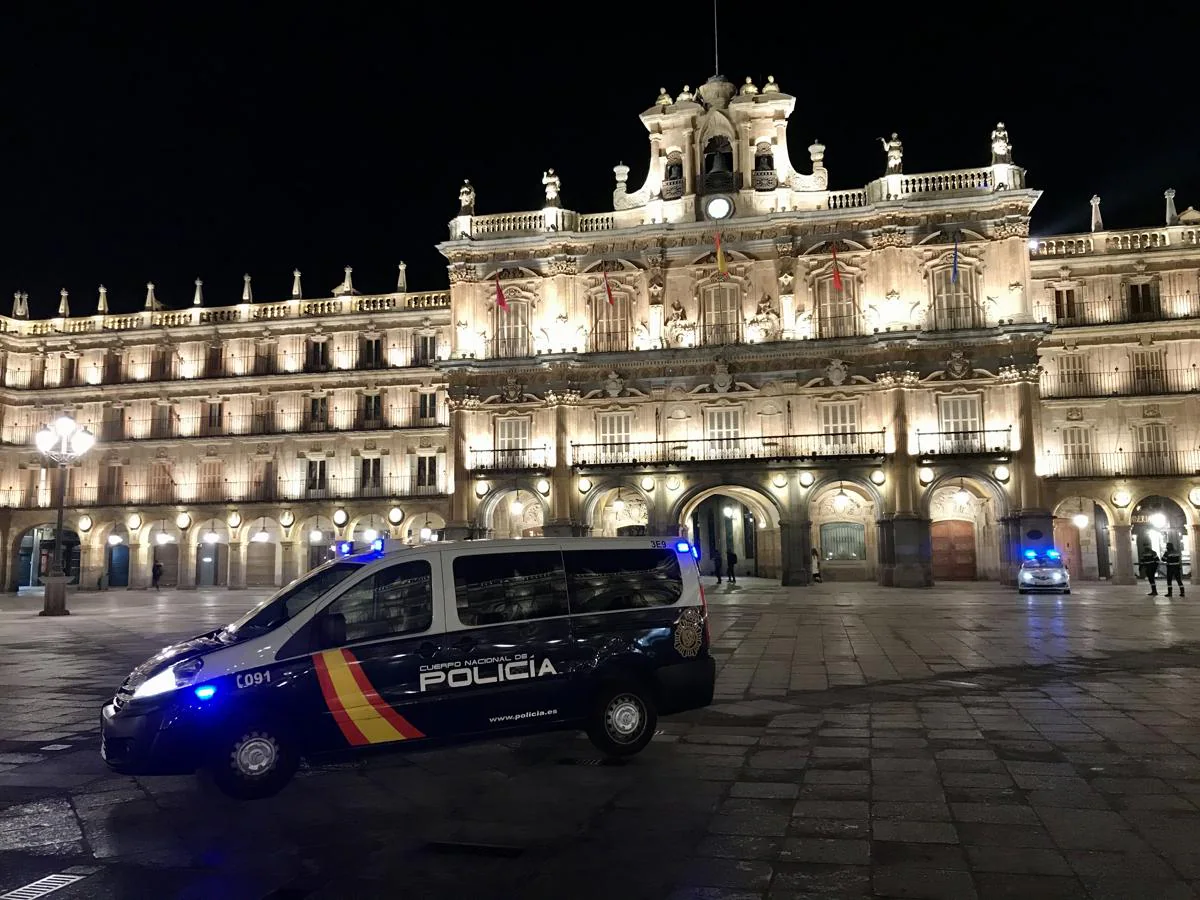 La Policía vigila el cumplimiento de las restricciones en Salamanca. 