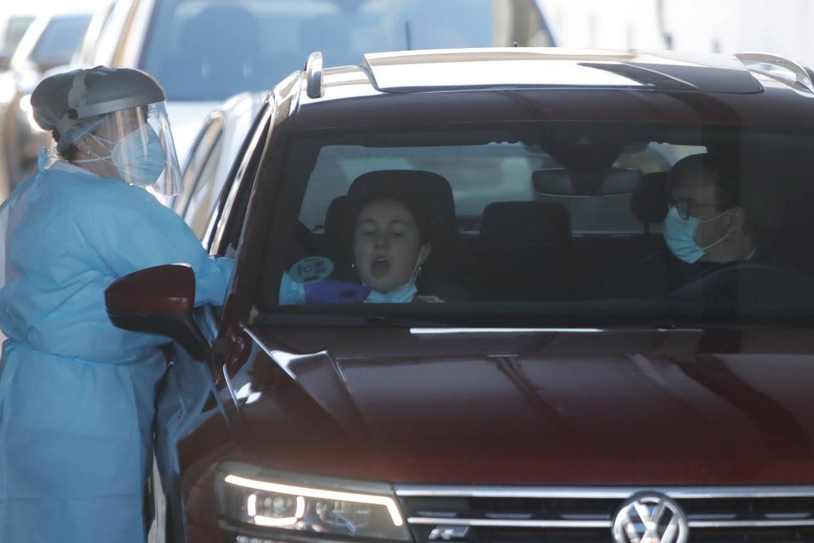 Pruebas PCR en el centro de salud de la barriada de la Paz de Cádiz