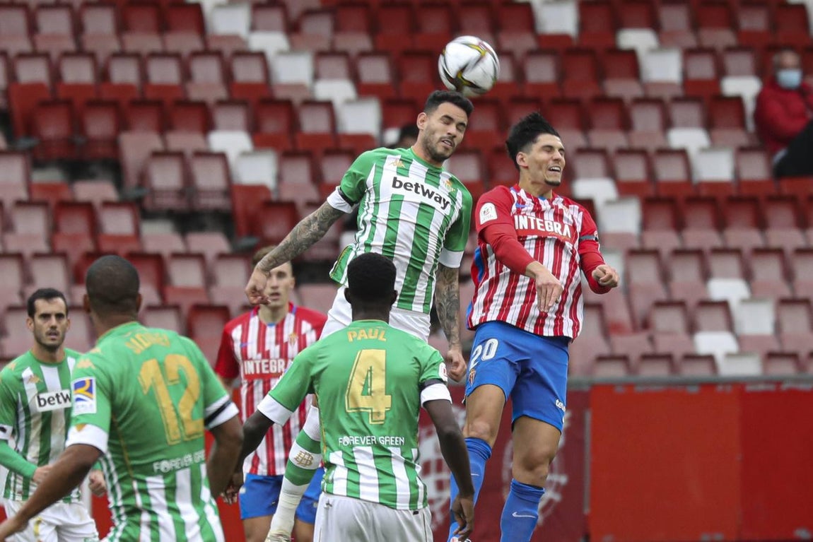 Las mejores imágenes del partido entre el Sporting de Gijón y el Betis (I)
