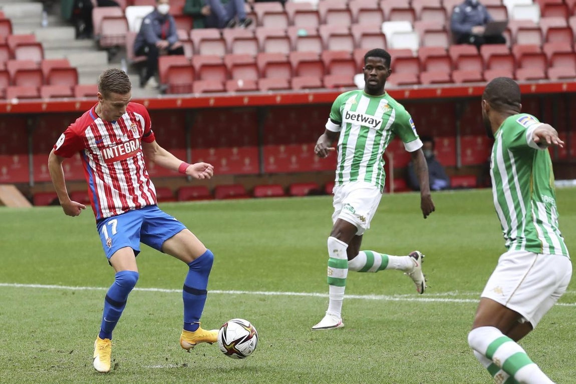 Las mejores imágenes del partido entre el Sporting de Gijón y el Betis (I)