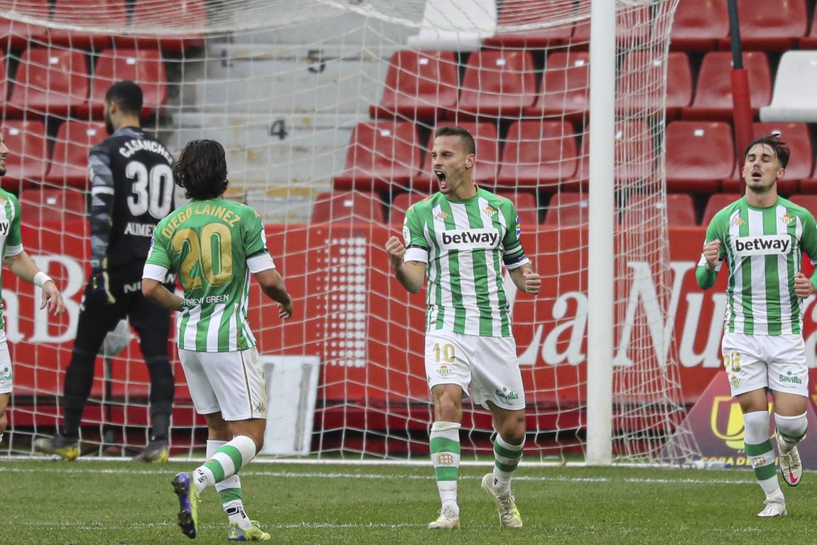 Las mejores imágenes del partido entre el Sporting de Gijón y el Betis (I)
