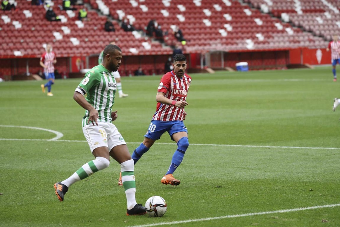 Las mejores imágenes del partido entre el Sporting de Gijón y el Betis (I)