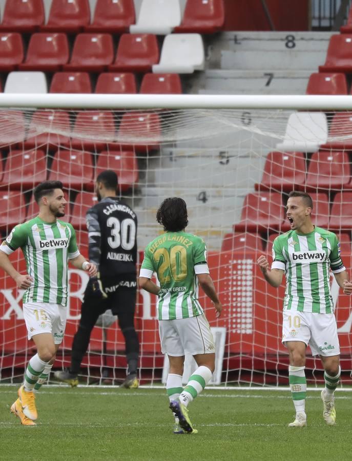 Las mejores imágenes del partido entre el Sporting de Gijón y el Betis (I)