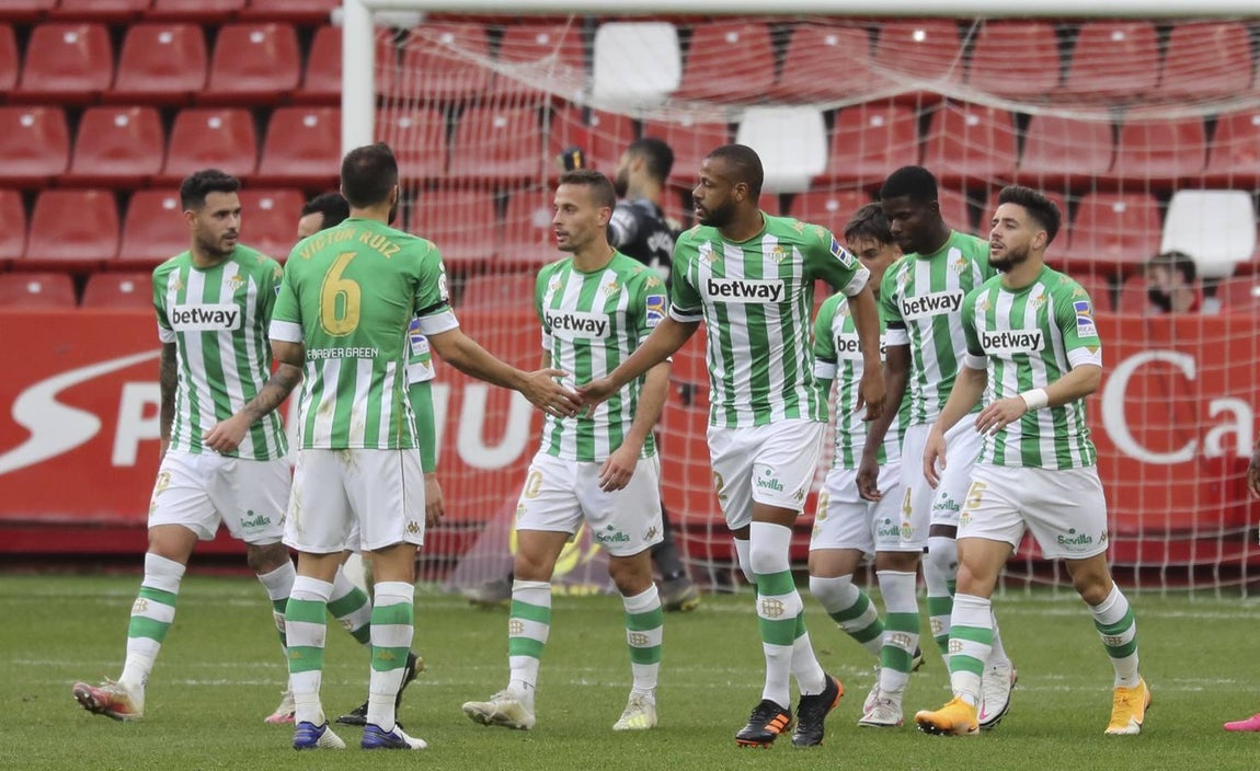 Las mejores imágenes del partido entre el Sporting de Gijón y el Betis (I)