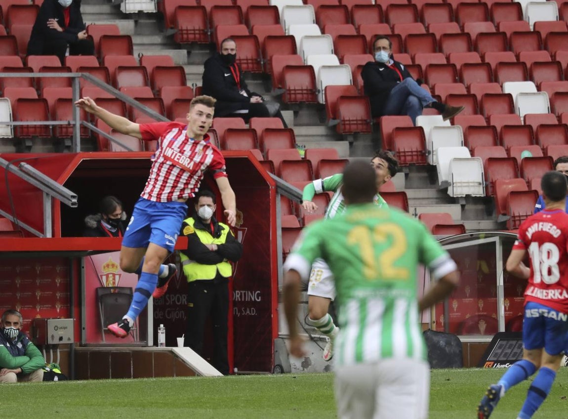 Las mejores imágenes del partido entre el Sporting de Gijón y el Betis (I)