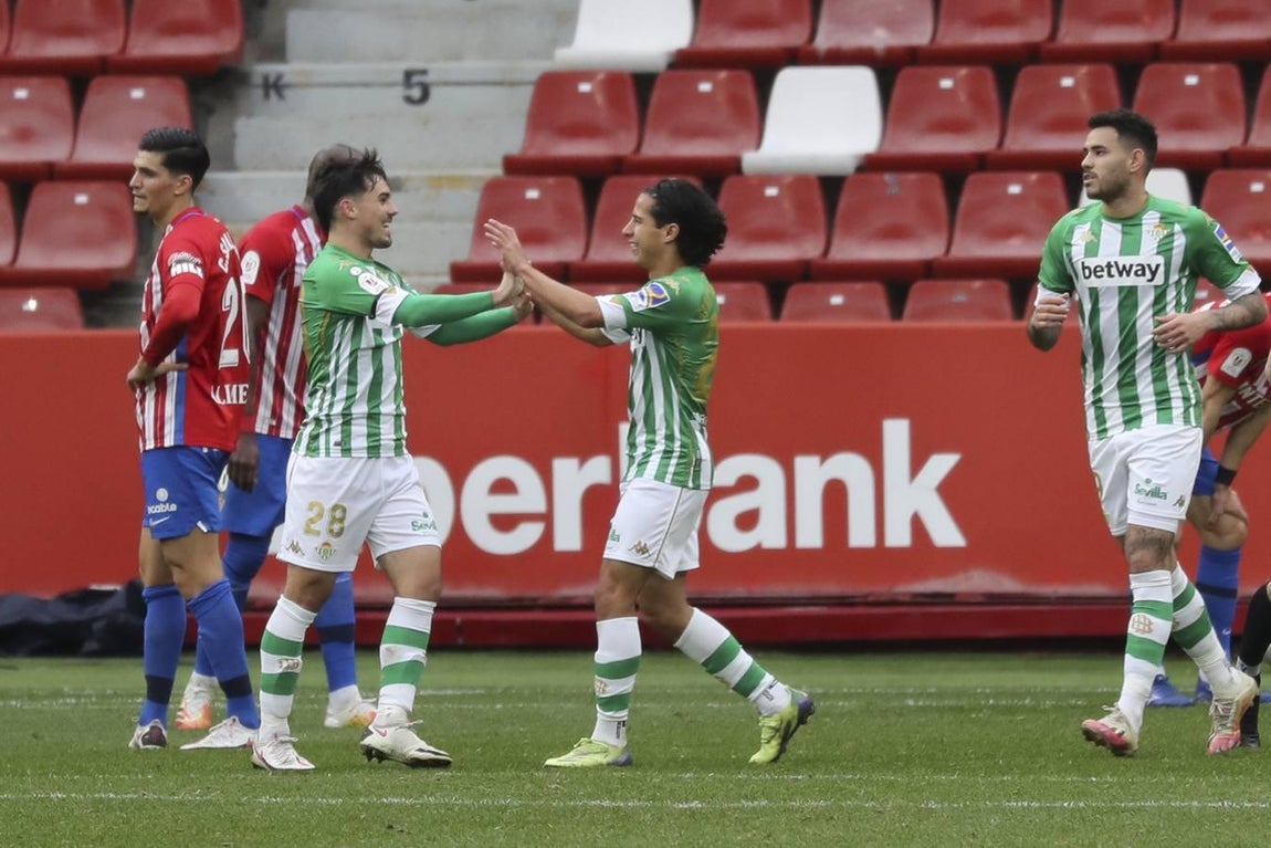 Las mejores imágenes del partido entre el Sporting de Gijón y el Betis (I)