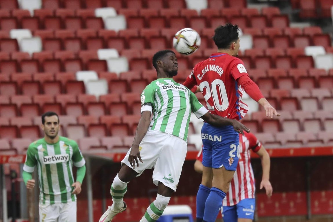 Las mejores imágenes del partido entre el Sporting de Gijón y el Betis (I)