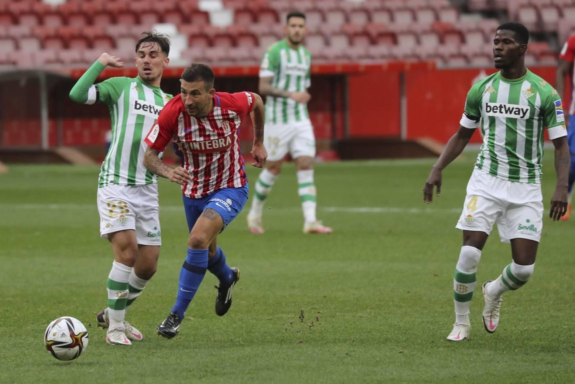 Las mejores imágenes del partido entre el Sporting de Gijón y el Betis (I)