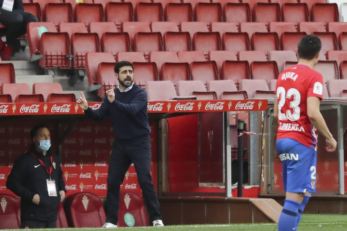 Las mejores imágenes del partido entre el Sporting de Gijón y el Betis (I)