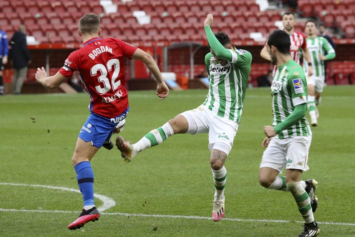 Las mejores imágenes del partido entre el Sporting de Gijón y el Betis (I)