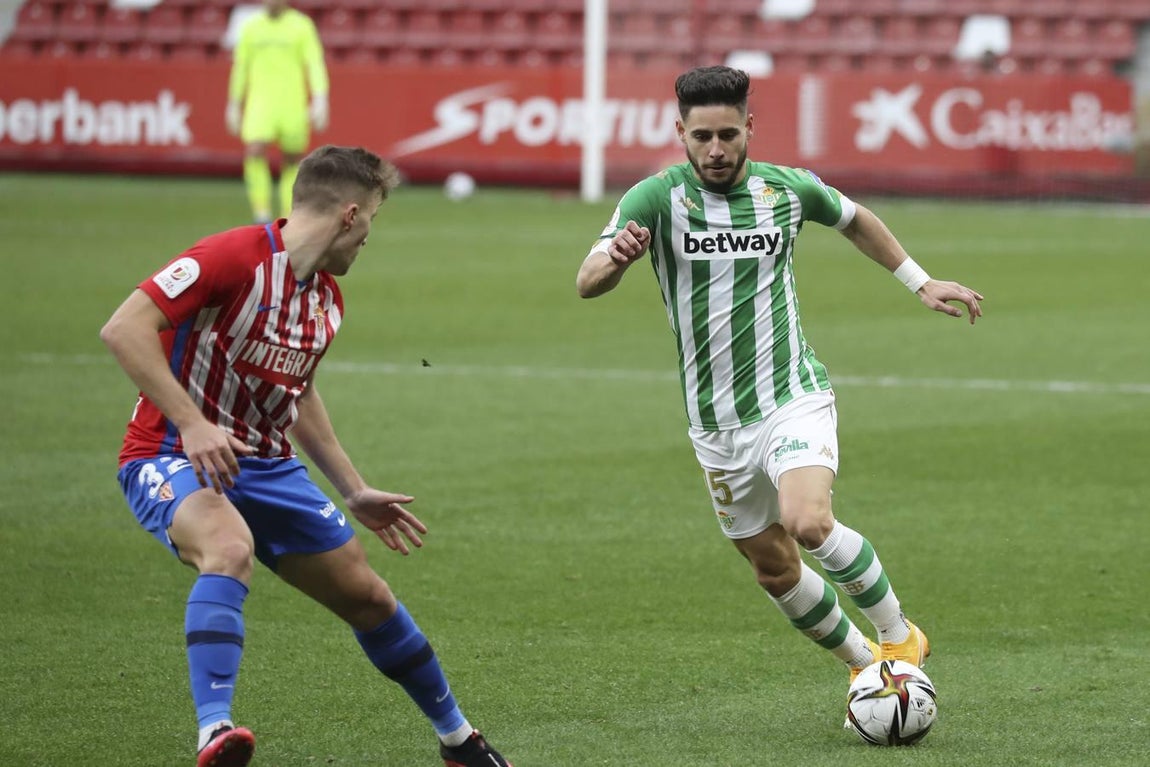 Las mejores imágenes del partido entre el Sporting de Gijón y el Betis (I)