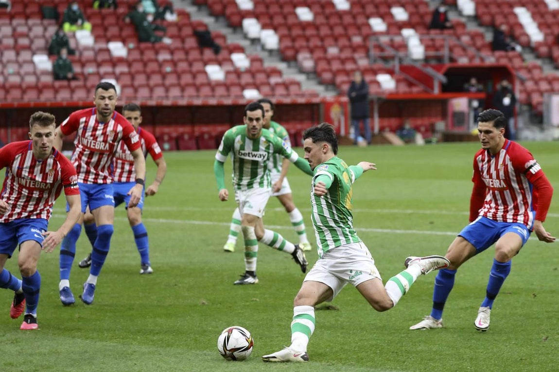 Las mejores imágenes del partido entre el Sporting de Gijón y el Betis (I)