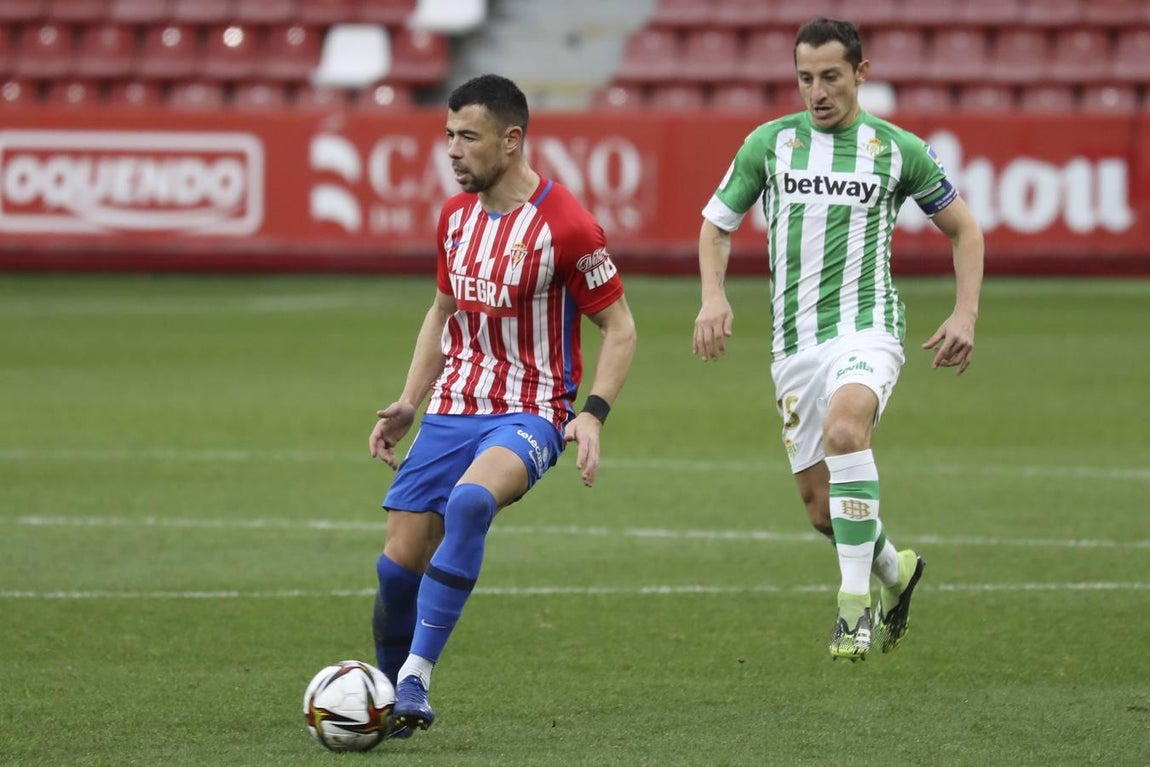 Las mejores imágenes del partido entre el Sporting de Gijón y el Betis (I)