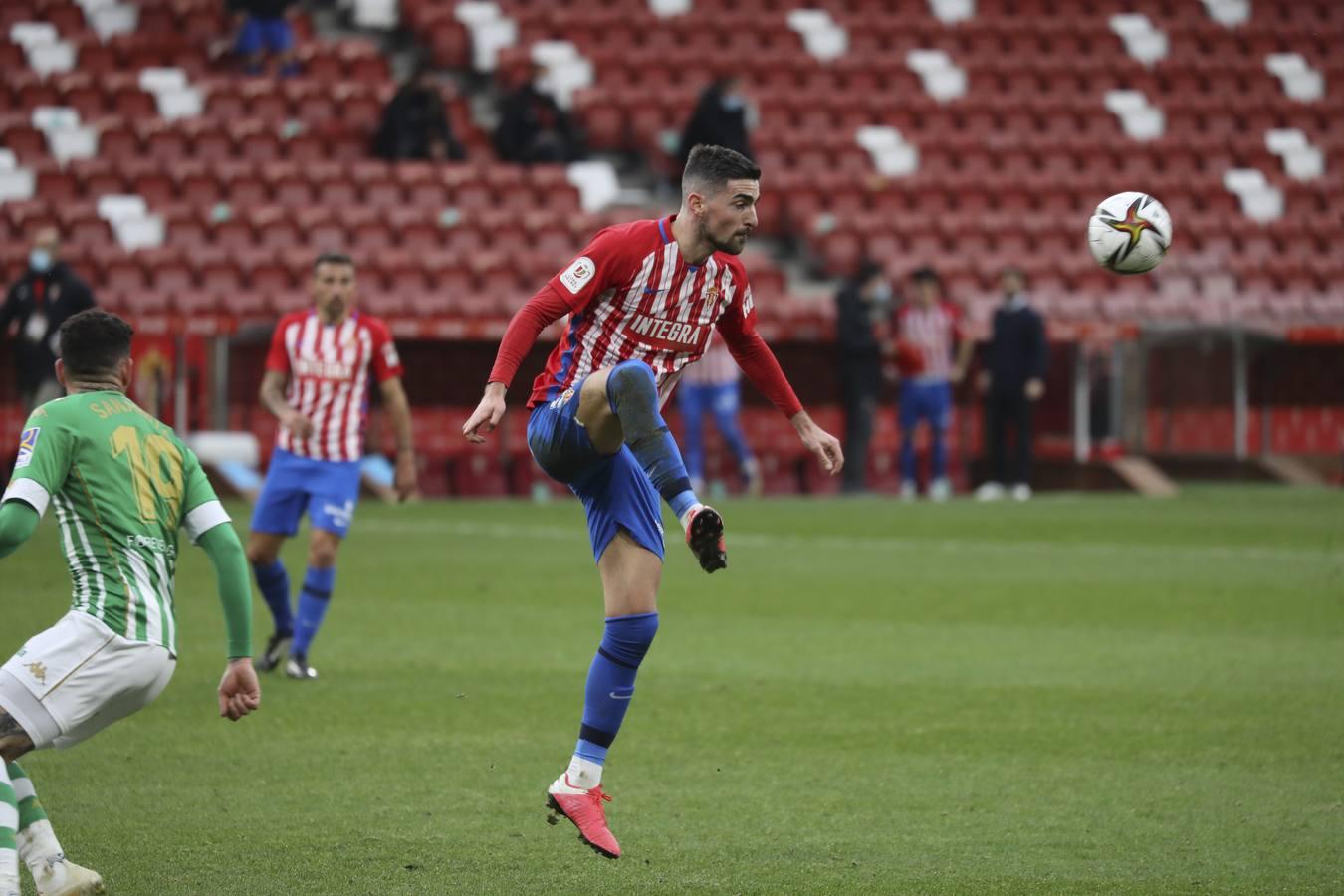 Las mejores imágenes del partido entre el Sporting de Gijón y el Betis (y II)