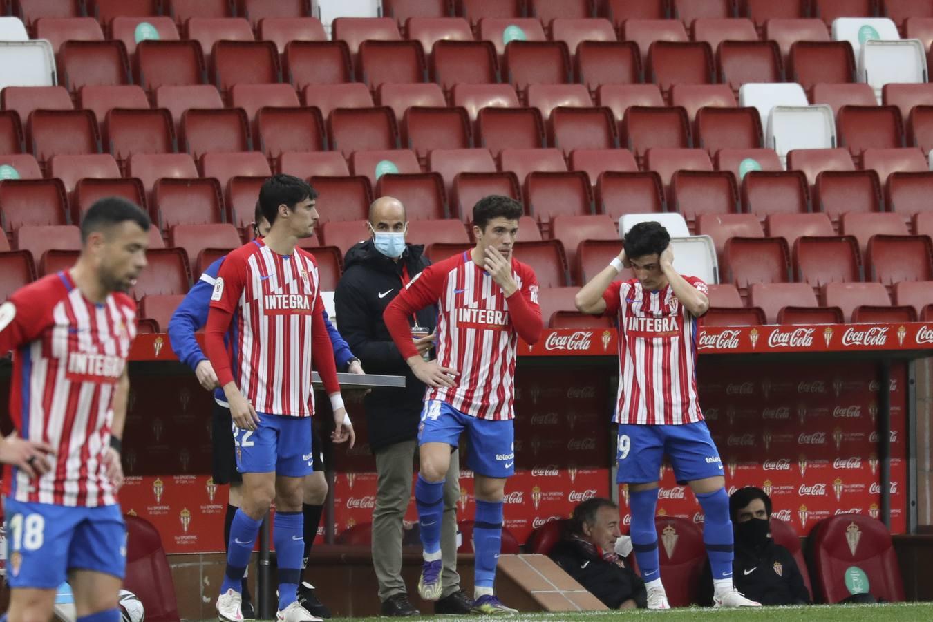 Las mejores imágenes del partido entre el Sporting de Gijón y el Betis (y II)