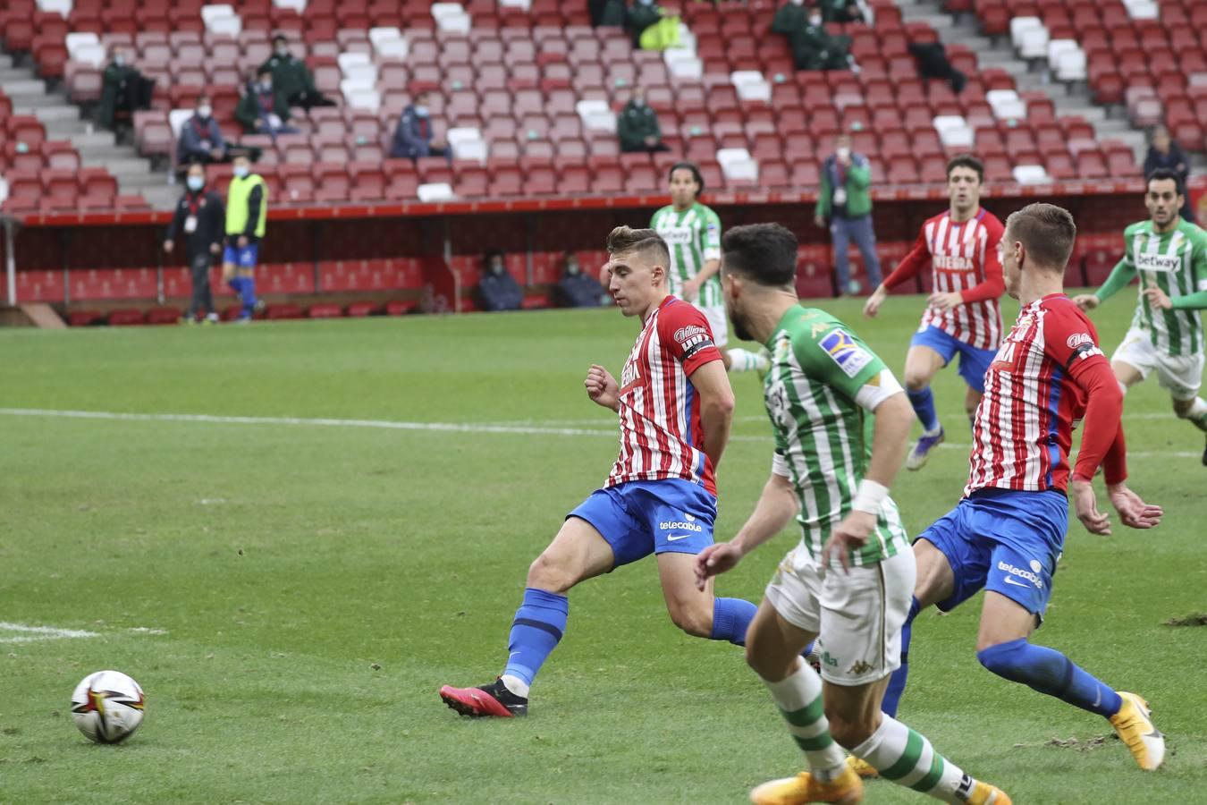 Las mejores imágenes del partido entre el Sporting de Gijón y el Betis (y II)