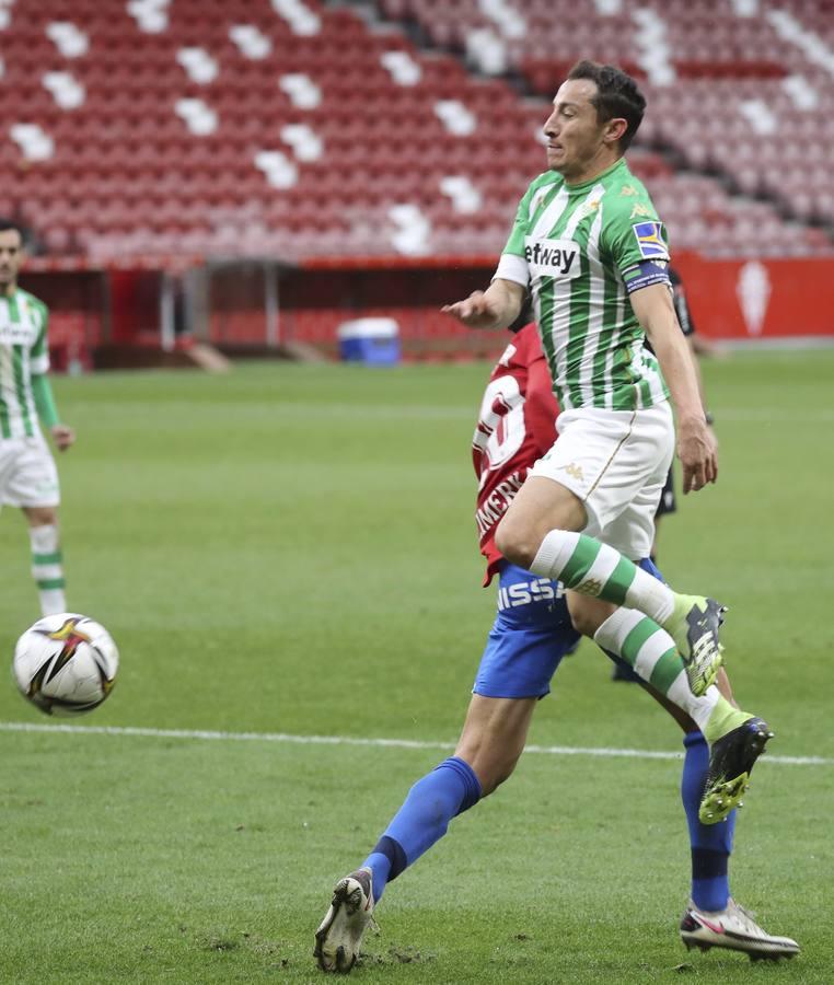 Las mejores imágenes del partido entre el Sporting de Gijón y el Betis (y II)