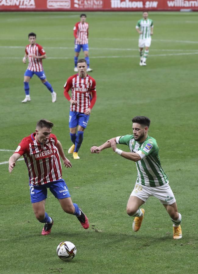 Las mejores imágenes del partido entre el Sporting de Gijón y el Betis (y II)